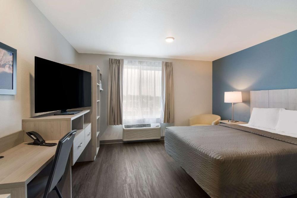 QUEEN SUITE W DISHWASHER (DISHES/COOKWARE INCLUDED) ACCESSIBLE ROLL IN SHOWER interior